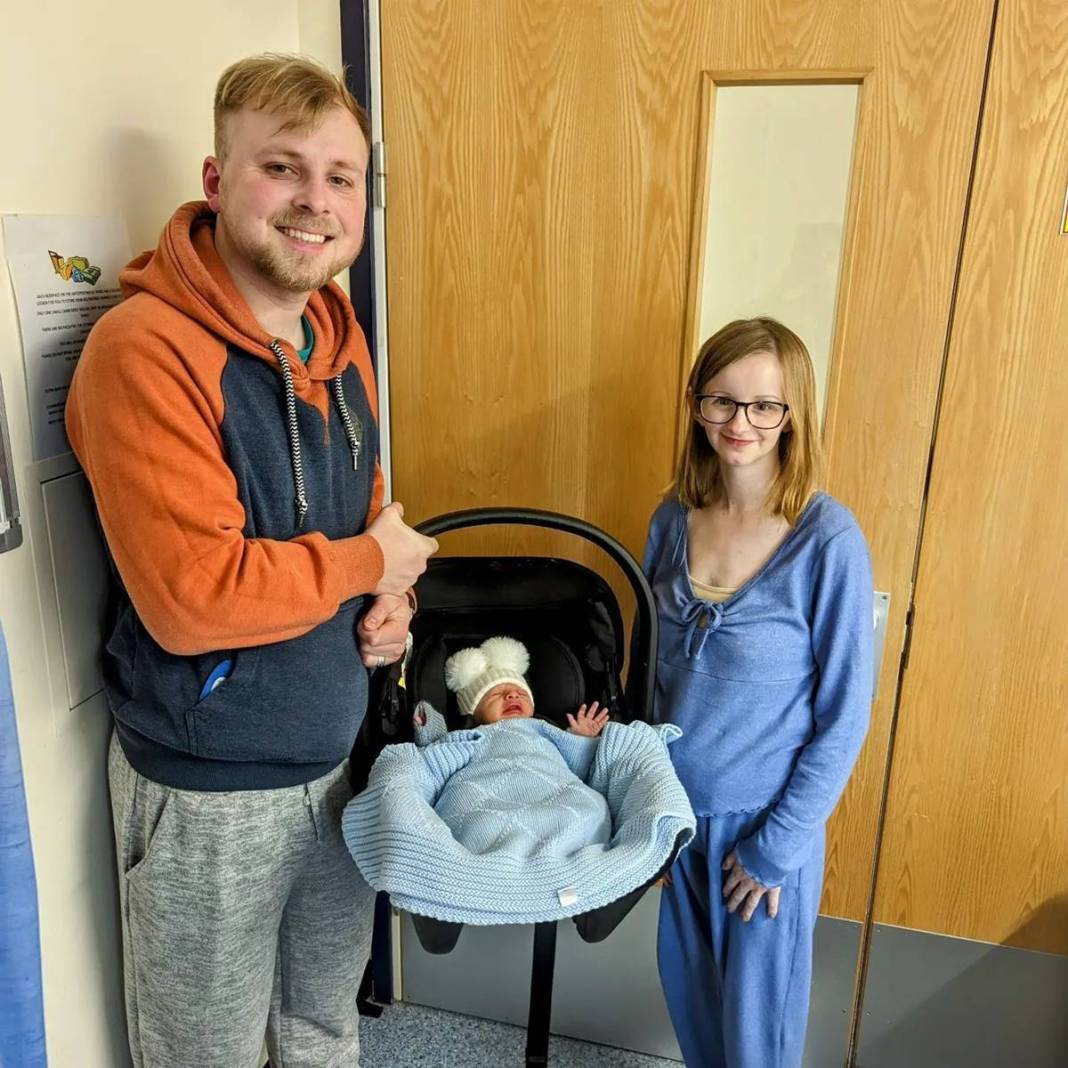 12 yaşında gibi ama 2 çocuk annesi! Yaşını duyanlar inanmakta güçlük çekiyor 22